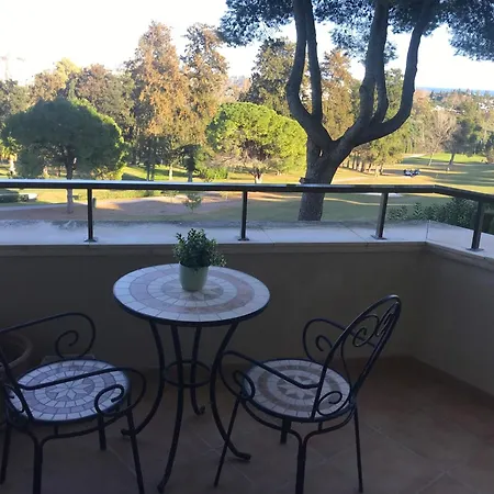 ホームステイ Deluxe Con Bano Privado En Atalaya Apartagolf, エステポナ